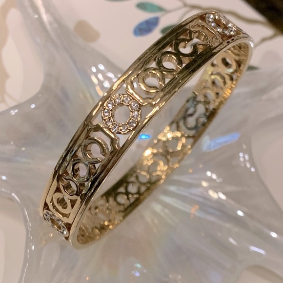 ⭐️ ✨💫COACH NWOT STUNNING GOLD AND CRYSTAL LATTICE SIGNATURE C BANGLE PRISTINE - Picture 2 of 7